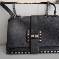 Borsa nera con borchie