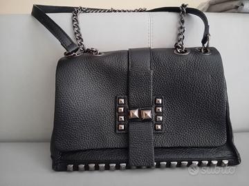 Borsa nera con borchie