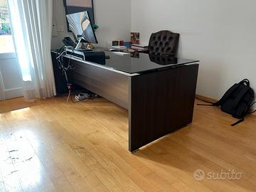 Scrivania dirigenziale con sedia Chesterfield
