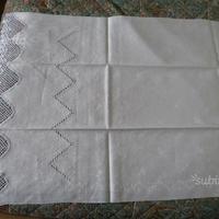 Salvietta in fiandra con pizzo a uncinetto