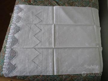 Salvietta in fiandra con pizzo a uncinetto