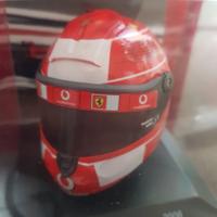 Casco in scala di michael schumacher ferrari
