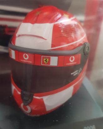 Casco in scala di michael schumacher ferrari
