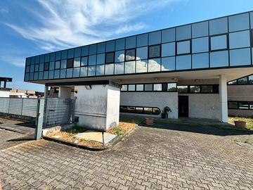 Capannone 1800mq vicino autostrada (lachiarella)