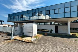 Capannone 1800mq vicino autostrada (lachiarella)