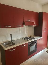 cucina bordeaux con elettrodomestici 