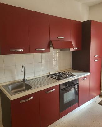 cucina bordeaux con elettrodomestici 