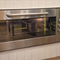 Cucina con forno, lavastoviglie, piano cottura