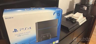 2 console PS4, 3 controller e 25 giochi originali.