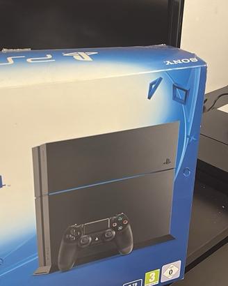 2 console PS4, 3 controller e 25 giochi originali.