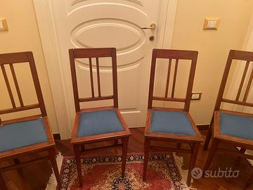 Sedie antiche in legno con seduta blu