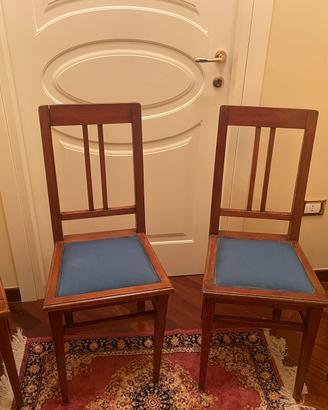 Sedie antiche in legno con seduta blu