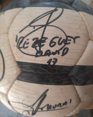 pallone con firme juve