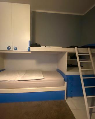 Letto a castello con armadi