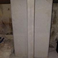 Colonna in pietra intarsiata