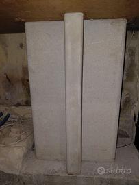 Colonna in pietra intarsiata