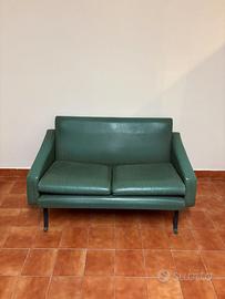 Divanetto verde a due posti con piedi in metallo