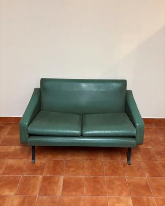 Divanetto verde a due posti con piedi in metallo