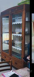 Credenza/vetrina in legno con vetri e cassetti