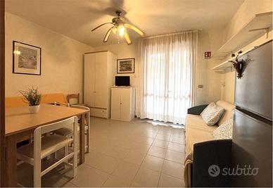 Monolocale vista mare laterale est con piscina e p