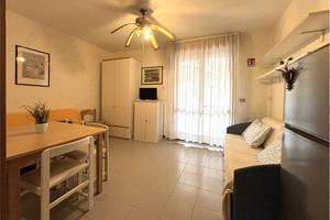 Monolocale vista mare laterale est con piscina e p