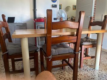 Tavolo e quattro sedie