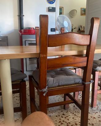 Tavolo e quattro sedie