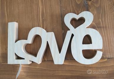 Scritta "LOVE" in legno grezzo per decorazione 