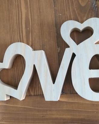 Scritta "LOVE" in legno grezzo per decorazione 