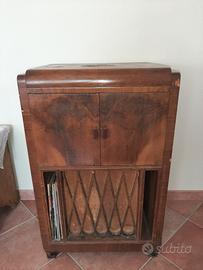 Radio con giradischi d'epoca