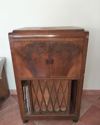 Radio con giradischi d'epoca