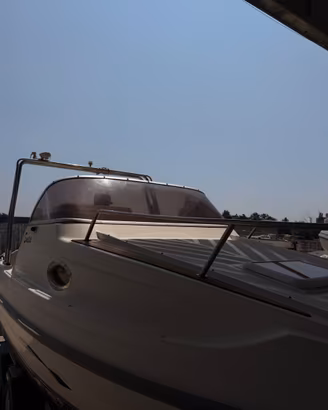 Barca A Motore Semicabinata e con fornellino