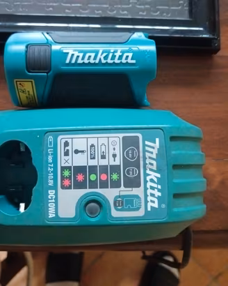 carica batterie makita DC10WA 