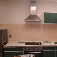 Cucina con elettrodomestici 