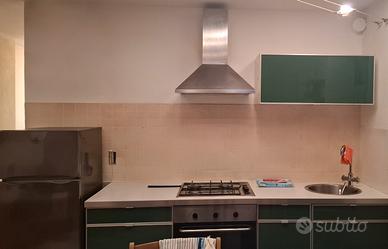 Cucina con elettrodomestici 