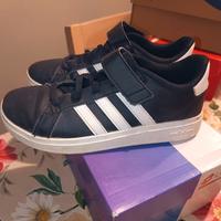 Scarpe da bambino Adidas misura 34.