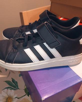 Scarpe da bambino Adidas misura 34.
