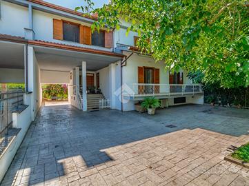 VILLA A SCHIERA A SERMONETA