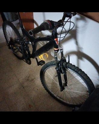 Bicicletta mountain bike 