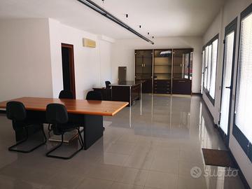 Luminoso Ufficio / Studio Medico al Piano Terra