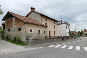 Casa in linea di testa con ampio giardino