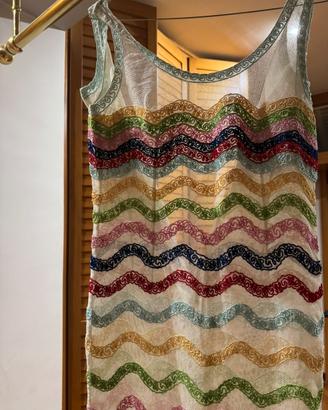 Abito lungo elegante con ricami multicolore