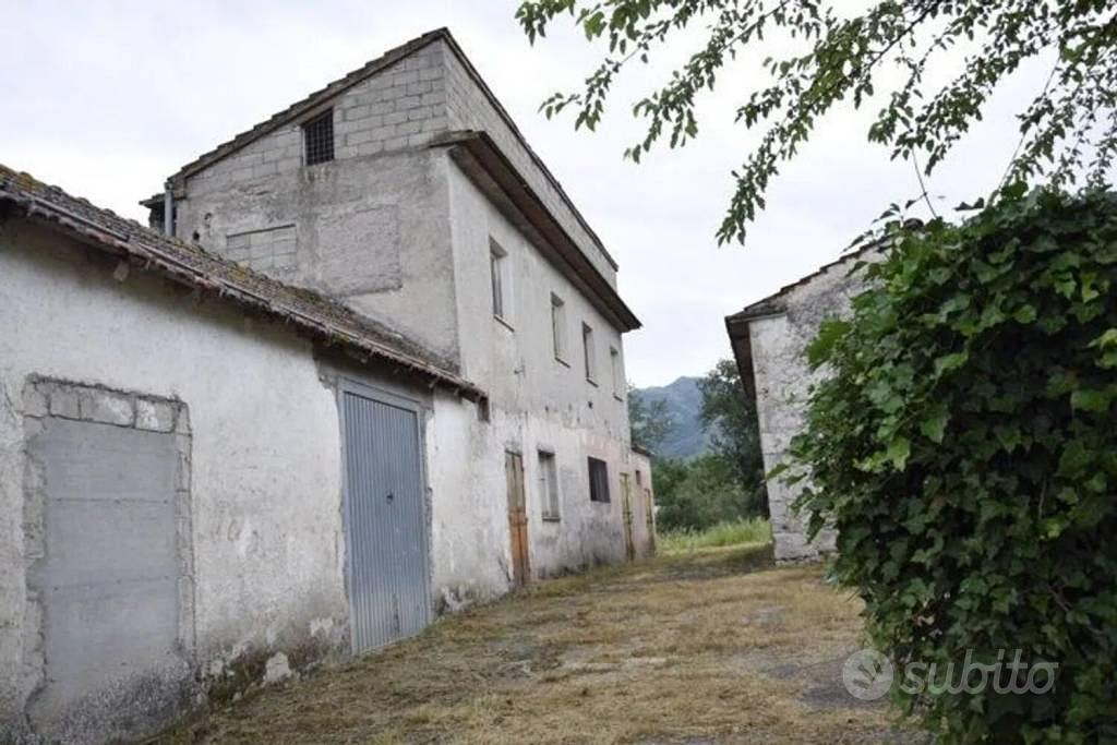 Rustico / Casale di 215 m² con più di 5 locali a E - Vista 3