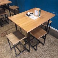 Tavoli più sgabelli