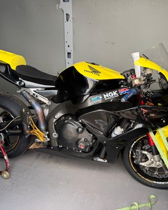 Honda CBR 1000 RR pronto pista