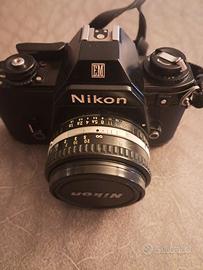 macchina fotografica analaogica NIKON con esposime