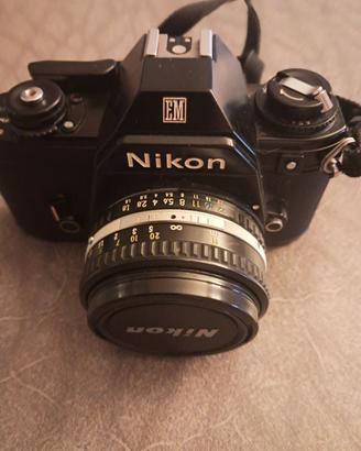 macchina fotografica analaogica NIKON con esposime