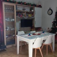  parete più tavolo e sedie