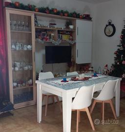  parete più tavolo e sedie