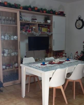  parete più tavolo e sedie